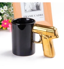 Чашка Пистолет (черная с золотом) купить в интернет магазине подарков ПраздникШоп
