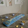 Підставка під пахощі, блакитна «Вішудха» (26×4×0.7 смм), розписано вручну, масив дерева