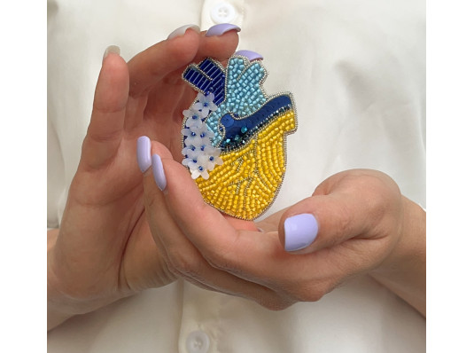 Дизайнерская брошь ручной работы «С Украиной в сердце» купить в интернет магазине подарков ПраздникШоп
