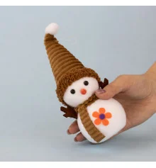 Декор новогодний Снеговик 20 см с красным цветочком купить в интернет магазине подарков ПраздникШоп