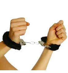 Наручники меховые без коробки (черные) купить в интернет магазине подарков ПраздникШоп