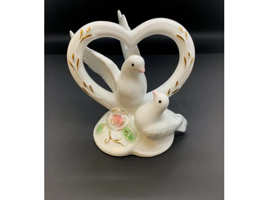 Статуэтка Голуби с сердцем фарфор (11×11×7 см) купить в интернет магазине подарков ПраздникШоп