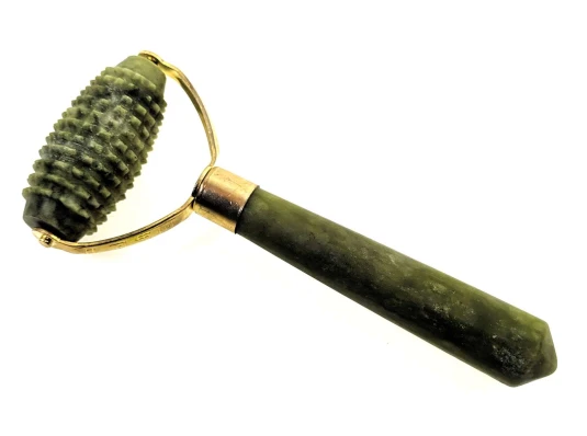 Массажер нефрит «Ёжик» с ручкой (18×7.5×2 см) купить в интернет магазине подарков ПраздникШоп