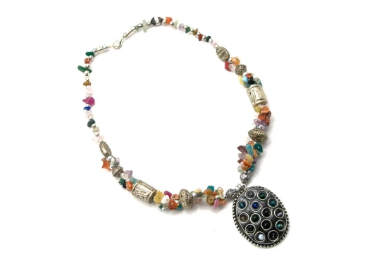 Ожерелье с каменьями и кулоном (54 см) купить в интернет магазине подарков ПраздникШоп