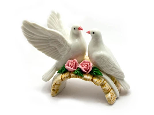 Статуэтка Голуби пара фарфор (10×12×6 см) купить в интернет магазине подарков ПраздникШоп
