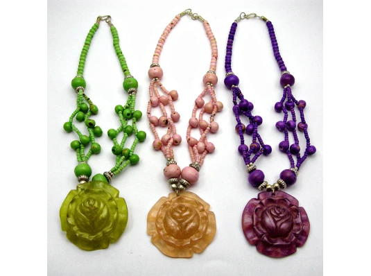 Ожерелье из камней с медальоном «Роза» купить в интернет магазине подарков ПраздникШоп