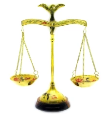 Весы бронзовые на деревянной подставке (22 см) купить в интернет магазине подарков ПраздникШоп