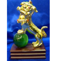 Собака Фу на зеленом шаре золото (13.5×10×5 см) купить в интернет магазине подарков ПраздникШоп
