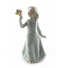 Девочка с игрушкой фарфор (12×7.5×5.5 см) купить в интернет магазине подарков ПраздникШоп