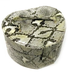 Шкатулка для украшений змеиная кожа «Сердце»черно-серая (13×15×10 см) купить в интернет магазине подарков ПраздникШоп