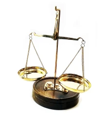 Весы бронзовые на деревянной подставке (50 гр) (19×11.5×11.5 см) купить в интернет магазине подарков ПраздникШоп