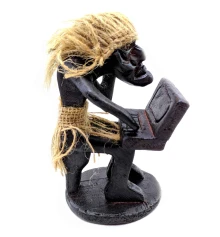 Статуэтка «Папуас програмист с телефоном» дерево (13.5×9×8 см) купить в интернет магазине подарков ПраздникШоп