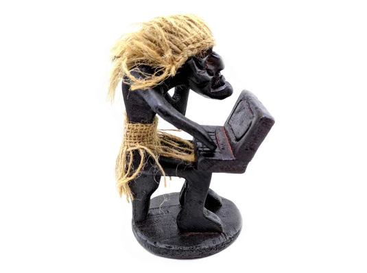 Статуэтка «Папуас програмист с телефоном» дерево (13.5×9×8 см) купить в интернет магазине подарков ПраздникШоп