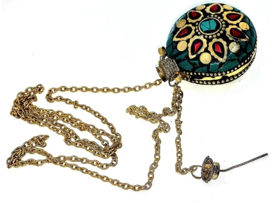 Аромакулон «Солнце» бронзовый инкрустирован малахитом и кораллами (5.5×4.5×2 см) купить в интернет магазине подарков ПраздникШоп