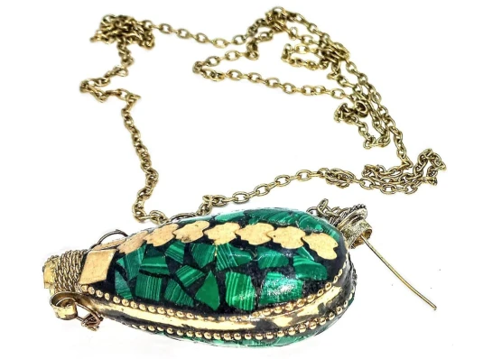 Аромакулон бронзовый инкрустирован малахитом и латунью (5.5×4.5×2 см) купить в интернет магазине подарков ПраздникШоп