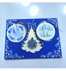 Крафтовая новогодняя открытка «Заснеженная елка» (200×150×8мм).Комплект 3 подвески с аппликацией купить в интернет магазине подарков ПраздникШоп