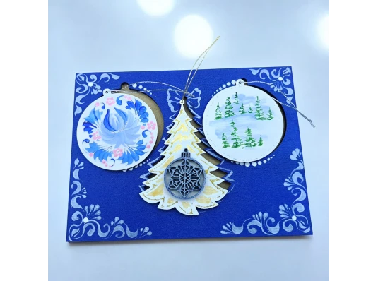 Крафтовая новогодняя открытка «Заснеженная елка» (200×150×8мм).Комплект 3 подвески с аппликацией купить в интернет магазине подарков ПраздникШоп