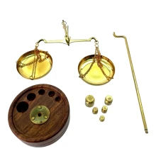 Весы бронзовые на деревянной подставке (20гр) (17×6.5×11 см) купить в интернет магазине подарков ПраздникШоп