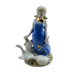 Статуэтка Девочка с гусями фарфор (16.5×11×7 см) купить в интернет магазине подарков ПраздникШоп