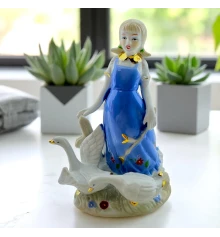 Статуэтка Девочка с гусями фарфор (16.5×11×7 см) купить в интернет магазине подарков ПраздникШоп