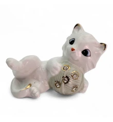 Котенок с клубком фарфор (9.5×6×5.5 см) купить в интернет магазине подарков ПраздникШоп
