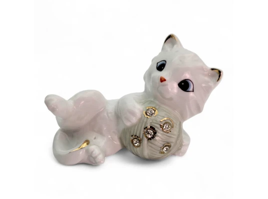 Котенок с клубком фарфор (9.5×6×5.5 см) купить в интернет магазине подарков ПраздникШоп