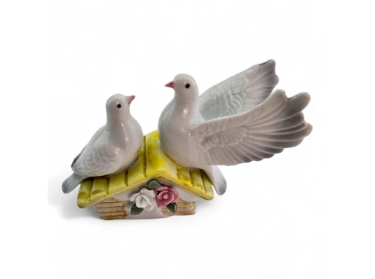 Керамическая статуэтка «Пара голубей на крыше» 10 см купить в интернет магазине подарков ПраздникШоп