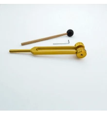 Камертон с регулируемыми грузами в золотистом цвете с молоточком и ключом купить в интернет магазине подарков ПраздникШоп