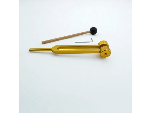 Камертон с регулируемыми грузами в золотистом цвете с молоточком и ключом купить в интернет магазине подарков ПраздникШоп