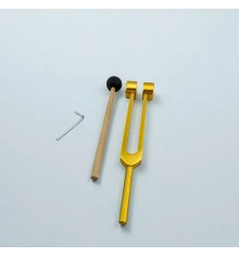 Камертон с регулируемыми грузами в золотистом цвете с молоточком и ключом купить в интернет магазине подарков ПраздникШоп