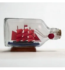 Модель парусника в бутылке (13×8 x 3 см) купить в интернет магазине подарков ПраздникШоп
