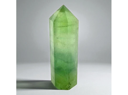 Кристалл зелёного кварца в форме башни (полированный купить в интернет магазине подарков ПраздникШоп
