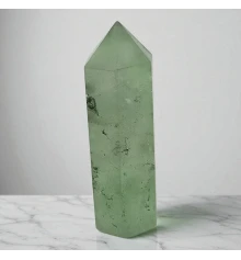 Кристалл зелёного кварца в форме башни (полированный купить в интернет магазине подарков ПраздникШоп