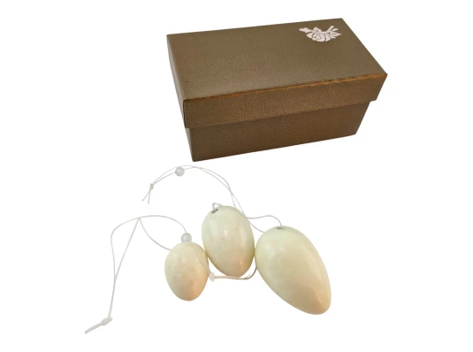 Массажер нефрит «Шары Венеры» вагинальные в футляре белые (13×7×6 см) купить в интернет магазине подарков ПраздникШоп