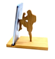 Подставка для телефона «Муай Тай» из ольхи покрыта льняным маслом и пчелиным воском (14×15×18 см) купить в интернет магазине подарков ПраздникШоп