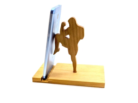 Подставка для телефона «Муай Тай» из ольхи покрыта льняным маслом и пчелиным воском (14×15×18 см) купить в интернет магазине подарков ПраздникШоп