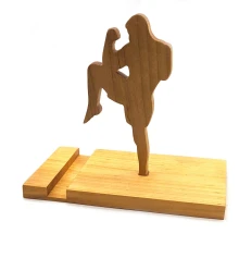 Подставка для телефона «Муай Тай» из ольхи покрыта льняным маслом и пчелиным воском (14×15×18 см) купить в интернет магазине подарков ПраздникШоп