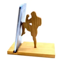 Подставка для телефона «Муай Тай» из ольхи покрыта льняным маслом и пчелиным воском (14×15×18 см) купить в интернет магазине подарков ПраздникШоп