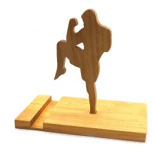 Подставка для телефона «Муай Тай» из ольхи покрыта льняным маслом и пчелиным воском (14×15×18 см) купить в интернет магазине подарков ПраздникШоп