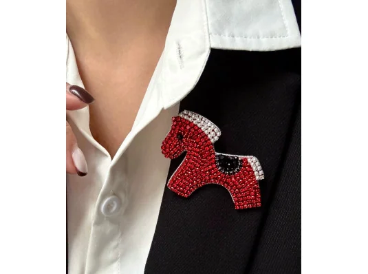 Дизайнерська брошка ручної роботи «Коник» купить в интернет магазине подарков ПраздникШоп