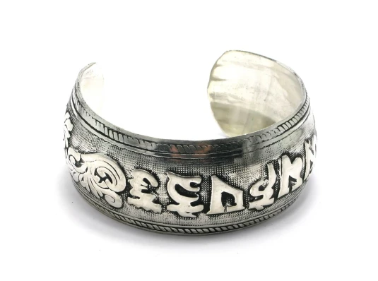 Браслет с мантрой «Серебро» купить в интернет магазине подарков ПраздникШоп