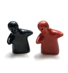 Солонка с перечницей Объятия (8×6×5 см) красно-черные купить в интернет магазине подарков ПраздникШоп