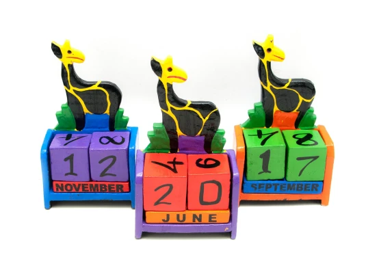 Вечный календарь «Жираф» дерево (17×10×5 см) купить в интернет магазине подарков ПраздникШоп