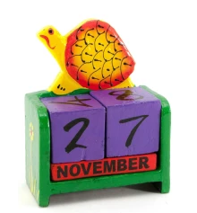 Вечный календарь «Черепаха» дерево зеленый (15×10×5 см) купить в интернет магазине подарков ПраздникШоп