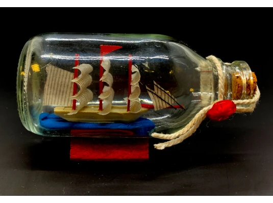 Модель парусника в бутылке (11.5×6.5×5.5 см) купить в интернет магазине подарков ПраздникШоп