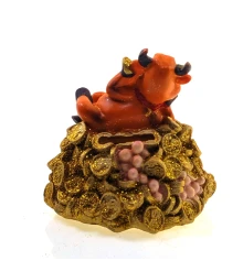 Корова на куче денег (10×10×9 см) A купить в интернет магазине подарков ПраздникШоп