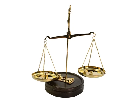 Весы бронзовые на деревянной подставке (19×11.5×11.5 см) купить в интернет магазине подарков ПраздникШоп