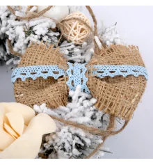 Венок Yes! Fun с украшением "Белая роза" d-15 см. заснеженный купить в интернет магазине подарков ПраздникШоп