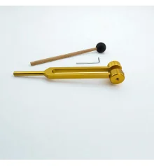 Камертон с регулируемыми грузами в золотистом цвете с молоточком и ключом купить в интернет магазине подарков ПраздникШоп