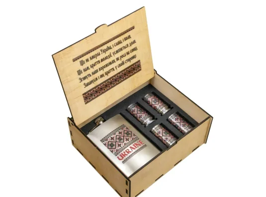 Набор подарочный в коробке "Ukraine Вышиванка" (Фляга 9 OZ + 4 рюмки сталь) купить в интернет магазине подарков ПраздникШоп